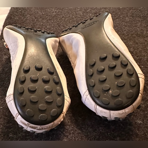 415. Ladies Tod’s Vintage White Leather Buckle Distressed Driving Shoe - Picture 10 of 15